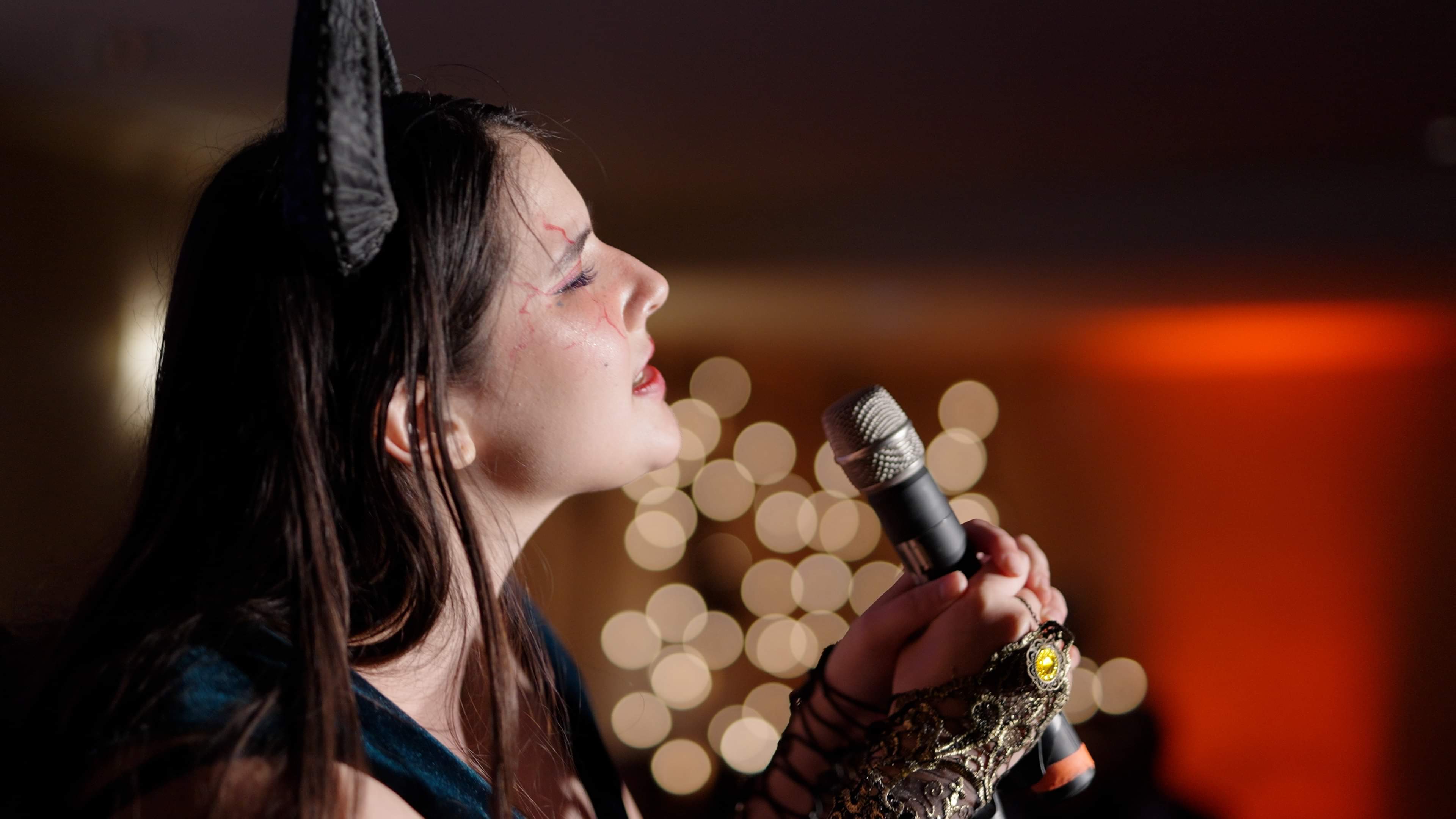 Izzy Spring performing